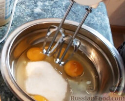 Кексы с кремом: Как приготовить кексы с кремом:    Яйца разбить в миску. Добавить сахар. Взбить миксером.
