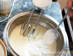 Кексы с кремом: Добавить сметану, размягченный маргарин, 0,5 ч. ложки соли.