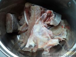 Суп рыбный с клецками: Как приготовить рыбный суп с клецками:    Рыбу порезать, вымыть, выложить в кастрюлю.