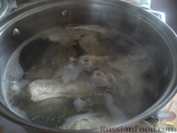 Суп рыбный с клецками: Чайник вскипятить. Рыбу залить кипятком. Кастрюлю поставить на огонь. Варить на среднем огне 20 минут.