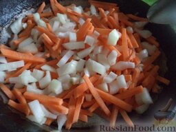 Суп рыбный с клецками: Очистить и помыть лук и морковь. Лук нарезать кубиками, а морковь - тонкой соломкой.