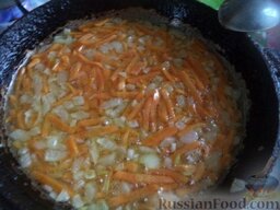 Суп рыбный с клецками: Разогреть сковороду, налить растительное масло. В горячее масло выложить лук и морковь. Тушить, помешивая, на среднем огне 3-4 минуты.