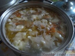 Суп рыбный с клецками: В кастрюлю выложить зажарку, тертый картофель, посолить, поперчить. Варить 5-7 минут.   Чайной ложкой выложить клецки в кипящий суп. Варить рыбный суп с клецками 10 минут.