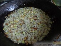 Капуста тушеная с картошкой: Разогреть сковороду, налить растительное масло. В горячее масло выложить лук. Жарить на среднем огне 3-4 минуты (до золотистости).