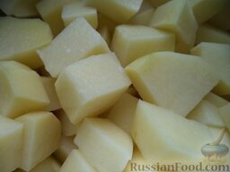 Капуста тушеная с картошкой: Картофель очистить, помыть, нарезать небольшими кубиками.