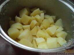 Капуста тушеная с картошкой: Вскипятить чайник. Картофель выложить в кастрюлю, залить кипятком. Поставить на огонь, варить на среднем огне до готовности (15-20 минут). Воду слить.