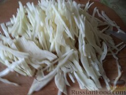 Капуста тушеная с картошкой: Нарезать тонкой соломкой свежую капусту.