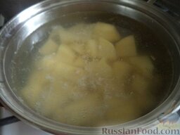 Постные пирожки с картофелем: Как приготовить постные пирожки с картофелем:    Картофель очистить, помыть, нарезать кусочками. Картофель выложить в кастрюлю. Вскипятить чайник, кипятком залить картофель. Поставить на огонь, варить до готовности под крышкой на небольшом огне около 20 минут.