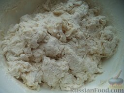 Постные пирожки с картофелем: В миску отмерить 0,5 л теплого картофельного отвара. Растворить в нем дрожжи. Посолить, добавить сахар и растительное масло. Добавлять муку, помешивая ложкой.