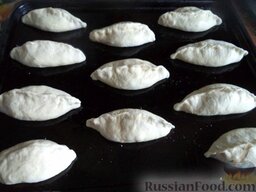 Постные пирожки с картофелем: Каждый кусочек теста раскатать в кружок, выложить начинку. Сформировать пирожки.   Противень смазать растительным масло, выложить пирожки (оставлять между пирожками место для подъема). Пирожки оставить на 20 минут. Включить духовку. Постные пирожки с картофелем можно смазать растительным маслом или крепким сладким чаем.