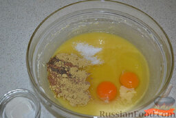 Пряничное тесто: Добавить яйца, имбирь, гвоздику, корицу, мускатный орех и ванильный сахар. Взбить миксером до однородной массы.