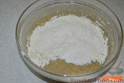 Пряничное тесто: Добавить частями муку, соду, соль и замесить тесто силиконовой лопаткой.