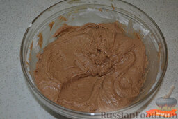 Пряничное тесто: Добавить какао, продолжить замешивать тесто. Делать это быстро.