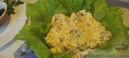 Салат "Необитаемый остров": На салатные листья выкладываем готовый салат. Украшаем салат маслинами и петрушкой.