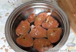 Горбуша, запеченная в духовке: Выложить кусочки в миску в один слой. Посыпать приправой для рыбы. Присолить.