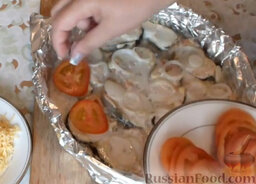 Горбуша, запеченная в духовке: Вынуть форму из духовки. На каждый кусочек рыбы выложить ломтик помидора.