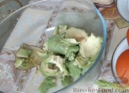 Салат с авокадо и куриной грудкой: Как приготовить салат с авокадо и куриной грудкой:    Авокадо разрезать. Вынуть ложкой мякоть.