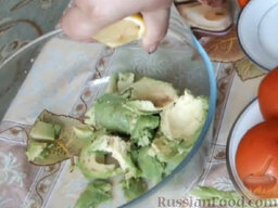 Салат с авокадо и куриной грудкой: Выдавить на авокадо лимонный сок.