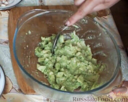Салат с авокадо и куриной грудкой: Размять авокадо в пюре.