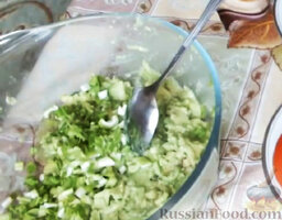 Салат с авокадо и куриной грудкой: Сельдерей нарезать мелкими кубиками. Добавить к авокадо.