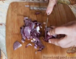 Салат с авокадо и куриной грудкой: Лук очистить и нарезать мелкими кубиками. Добавить к луку.