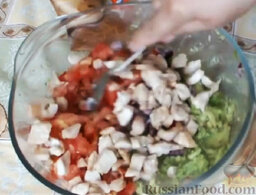 Салат с авокадо и куриной грудкой: Обжаренное куриное филе нарезать  кубиками и добавить в миску с салатом. Все перемешать.