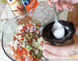 Салат с авокадо и куриной грудкой: Добавить соль и давленый чеснок.