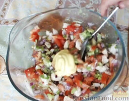Салат с авокадо и куриной грудкой: Добавить майонез и перемешать. Салат с авокадо и куриной грудкой готов.