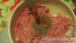 Мясные лукошки: Добавляем чайную ложку базилика, на кончике ножа красного перца, солим, перчим, перемешивая после каждого шага.