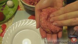 Мясные лукошки: Формируем котлетки с углублением в середине и выкладываем на смазанную сковородку. Обжариваем одну сторону в течении 5 минут.