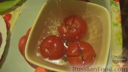Мясные лукошки: Разрезаем помидоры крест-накрест, обдаем кипятком, чтобы было легче очистить кожицу с помидоров. Вынимаем семена, нарезаем помидоры кубиками.