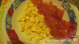 Мясные лукошки: Нарезаем сыр и смешиваем с нарезанными помидорами.