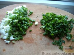 Салат с крабовыми палочками и пекинской капустой: Лук зеленый и зелень помыть, мелко нарезать.
