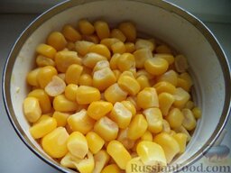Салат с крабовыми палочками и пекинской капустой: Открыть баночку кукурузы консервированной. Слить жидкость.