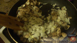 Салат "Снегирь на ветке": Жарим нарезанные грибы и лук до готовности. Солим и перчим по вкусу.