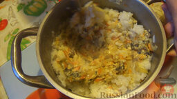Поросята-кальмарята (фаршированные кальмары): Смешиваем поджарку с рисом. Фарш готов!