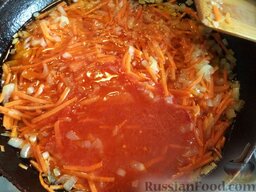 Борщ постный с фасолью "Бабулина радость": В сковороду добавить томатную пасту или тертые помидоры. Тушить 2-3 минуты.