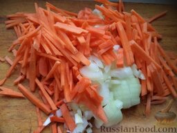 Борщ постный с фасолью "Бабулина радость": Морковь и лук очистить, помыть. Лук нарезать кубиками, морковь - соломкой.