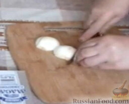 Форшмак: Как приготовить форшмак из сельди:    Лук очистить и нарезать небольшими дольками.