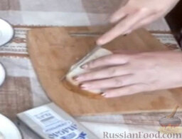 Форшмак: У хлеба срезать корки, нарезать мякоть кусочками. Полить хлеб кипяченой водой.