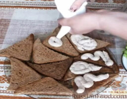 Форшмак: С помощью кондитерского мешка (или просто ложкой) выложить форшмак на хлеб. Украсить.