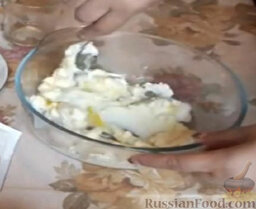 Сырники с черносливом: Тщательно растереть творог с яйцом, солью и сахаром.