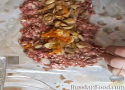 Мясной рулет с грибами: Выложить на фарш грибную начинку.