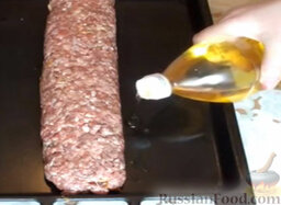 Мясной рулет с грибами: Налить на противень немного растительного масла.  Запекать мясной рулет с грибами в духовке 40 минут при температуре 180 градусов.