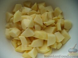 Начинка картофельно-капустная: Картофель очистить, помыть, нарезать кусочками.