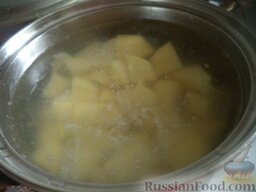 Начинка картофельно-капустная: Вскипятить чайник. В кастрюлю выложить картофель. Залить кипятком. Поставить кастрюлю с картофелем на огонь, варить на среднем огне до готовности (около 20 минут).