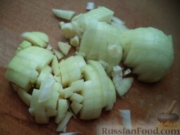 Начинка картофельно-капустная: Лук репчатый очистить, помыть, нарезать мелко.