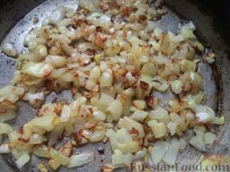 Начинка картофельно-капустная: Разогреть сковороду, налить растительное масло. В горячее масло выложить лук. Жарить, помешивая, на среднем огне до золотистого цвета (3-4 минуты).