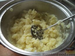 Начинка картофельно-капустная: Картофель готов, слить всю воду. Сделать пюре.