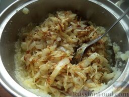 Начинка картофельно-капустная: Добавить подготовленную капусту с луком.